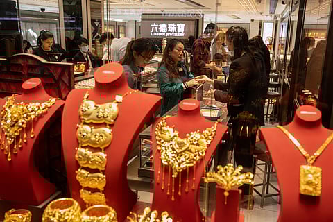 Não são apenas os cidadões chineses que estão a investir em ouro. O banco central também tem vindo a aumentar as suas reservas. -- Foto: Billy H.C. Kwok/The New York Times