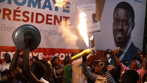 Apoiantes de Bassirou Diomaye Faye celebram a sua vitória na primeira volta das presidenciais no Senegal. Com ele acentua-se o desejo de mudança e de deixar para trás a Françafrique.