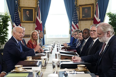 Encontro entre responsáveis norte-americanos (esq.) e britânicos na Casa Branca.