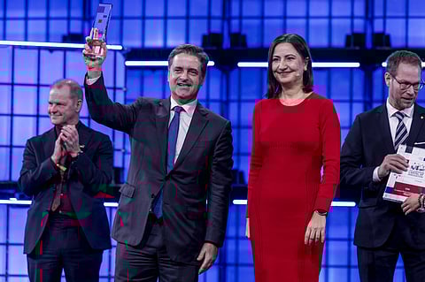 Ricardo Rio, presidente da Câmara de Braga recebe o prémio das mãos de Iliana Ivanova, comissária europeia da Inovação, Investigação, Cultura, Educação e Juventude. Foto: Lusa