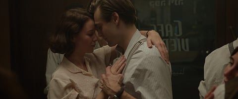 Irina Starshenbaum e Douglas Booth ou o amor em tempos de terrorismo sionista.