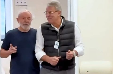 Lula da Silva passa para cuidados semi-intensivos e já caminha pelo hospital