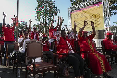 Festejos de apoiantes da Frelimo pouco depois de a Comissão Nacional de Eleições anunciar os resultados.