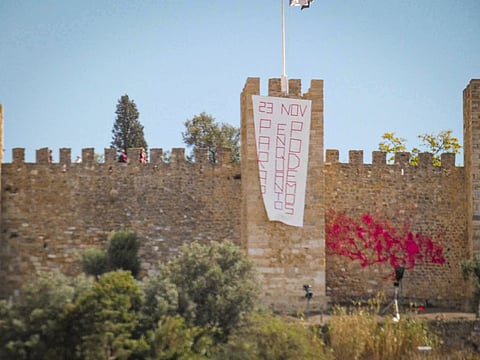 Ativistas da Climáximo pintam Castelo de São Jorge. "De que servem os monumentos?"
