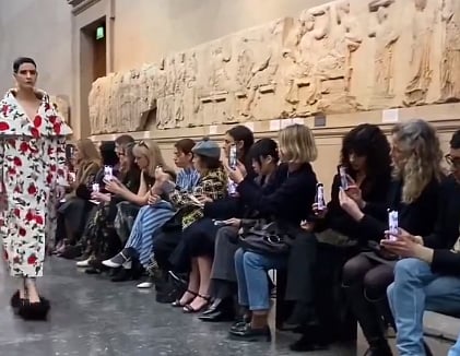 Desfile de moda em Londres indigna Grécia