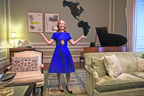 Residência oficial da embaixadora Levine em Lisboa exibe, de vários artistas americanos, obras que pertencem ao Departamento de Estado, e uma das que mais se destaca é aquela em que África toma o lugar da América do Sul.