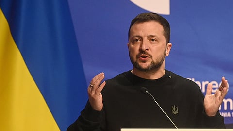 Zelensky pede a Macron mais sistemas de defesa aérea para combater Rússia