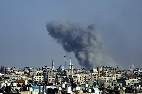 Uma coluna de fumo era visível ao longe após os bombardeamentos israelitas deste sábado em Rafah.