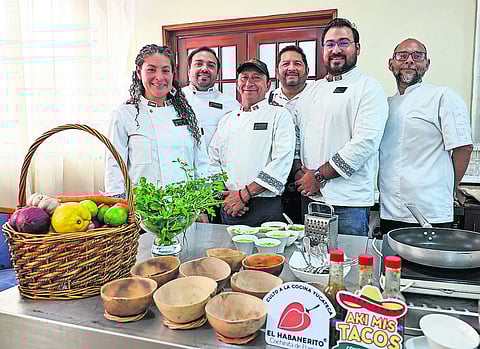 Equipa de chefs mexicanos. Carlos Aguirre é o segundo a contar da esquerda. Também na foto estão Yoselin Rojas, José Luís Alcocer, Sergio Fiscal, Frank Sosa e  Carlos Mané.