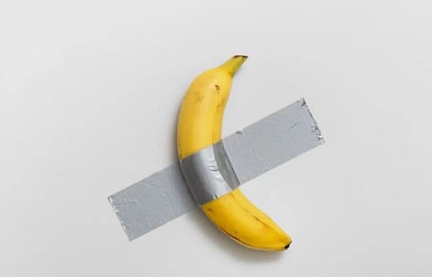 "Comedian", a polémica obra de Maurizio Cattelan que foi vendida por quase seis milhões de euros