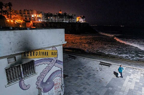 Praia da Azarujinha em Cascais interditada a banhos