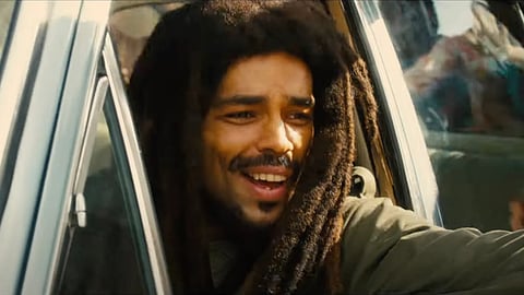 Kingsley Ben-Adir, depois de Malcom X, em Uma Noite em Miami, é um bem credível Bob Marley.