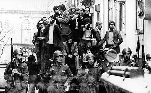 No Largo do Carmo, a 25 de Abril: à minha direita, o José Freire Antunes.