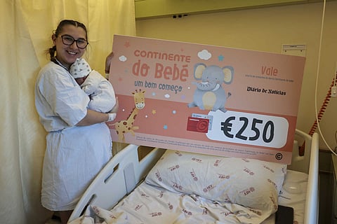 Margarida Cunha, com Guilherme ao colo, com o cheque do Bebé do Ano 2025, uma parceria entre o DN e o Continente.