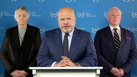 O procurador Karim Khan, com os advogados que lideraram a investigação Brenda Hollis e Andrew Cayley.
