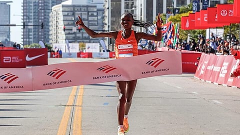 A queniana Ruth Chepngetich ficou na posse da melhor marca mundial da maratona (2:09:56).