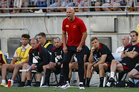 Postura de Arne Slot, novo técnico do Liverpool, contrasta com a do seu antecessor no cargo, o alemão Jürgen Klopp- -- Foto: Peter POWELL / AFP