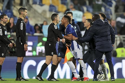 Wendell de cabeça perdida no final do jogo com o Estoril.