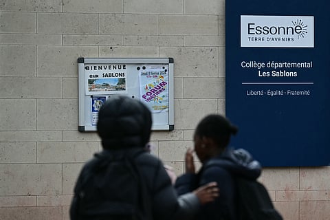 Estudantes junto à escola em Viry-Châtillon, Paris