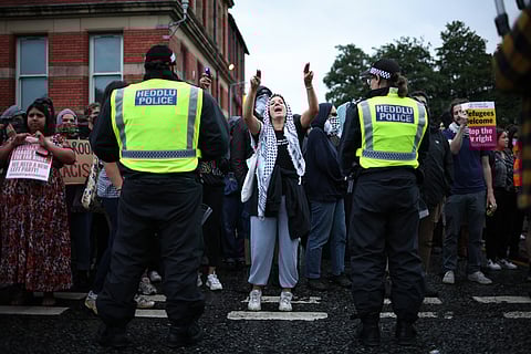 Governo britânico mobiliza mais polícias e garante lugares nas prisões para fazer face a motins