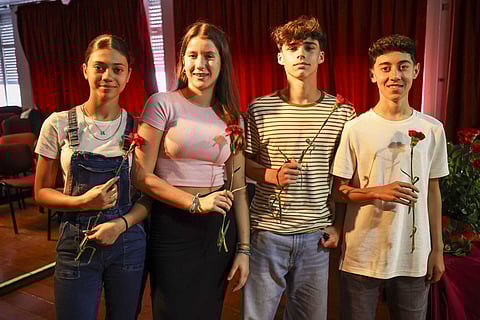 Matilde, Sara, Martim e Dinis, fotografados com o símbolo do 25 de Abril, ainda têm dúvidas sobre o seu futuro.