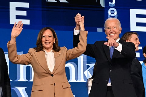 Kamala Harris e Joe Biden juntos no palco da convenção democrata.