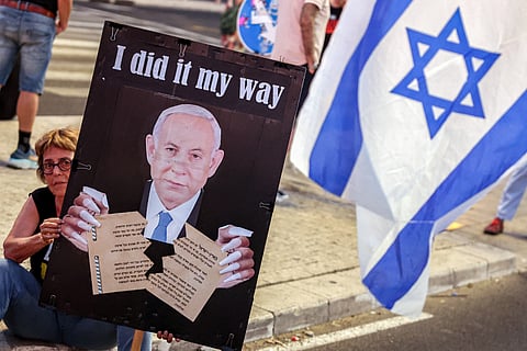 Netanyahu rasga acordo num cartaz no protesto de famílias de reféns.