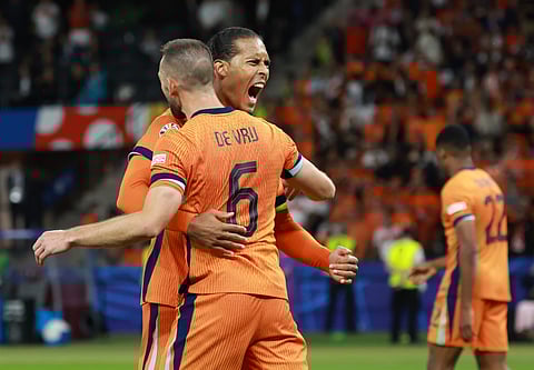 Stefan de Vrij e Virgil van Dijk, dos Países Baixos, durante partida contra a Turquia pelas quartas-de-final do Euro2024.