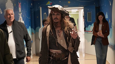 Johnny Depp acabou por se redimir de um comportamento errático com uma visita a um hospital de crianças vestido de Jack Sparrow.