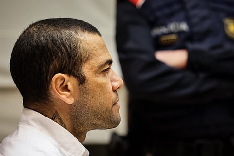 Dani Alves não consegue reunir um milhão de euros e fica preso mais um dia