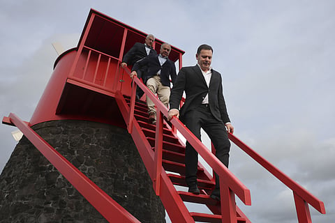 O presidente do Partido Social Democrata PSD), Luis Montenegro (D), durante a visita à paisagem protegida da Vinha do Pico e Adega, no âmbito da iniciativa "Sentir Portugal nos Açores", Madalena, Ilha do Pico.