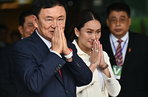 Rei da Tailândia amnistia antigo primeiro-ministro Shinawatra, pai da nova chefe de Governo