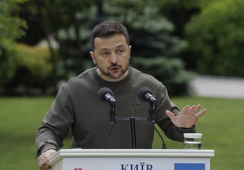 Zelensky afirma que há "combates intensos em toda a linha da frente"