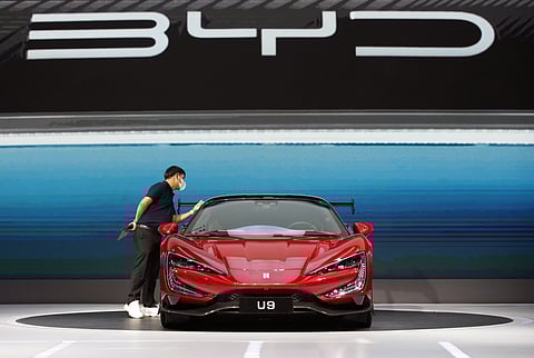 BYD volta a perder liderança para Tesla após queda de 42% nas vendas de elétricos