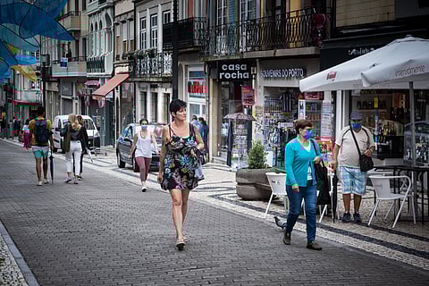 Se testar positivo à Covid-19, deve seguir os conselhos da DGS, usar máscara para se proteger a si e os outros.