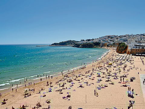 Os ingleses são os principais turistas na região durante os meses de calor.