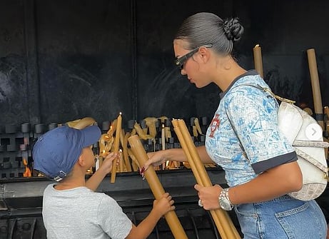 Georgina foi ao Santuário de Fátima acender velas