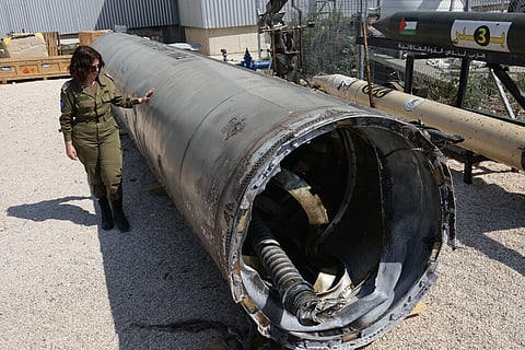 A porta-voz adjunta das forças israelitas Masha Michelson junto da carcaça de um dos mísseis balísticos lançados no sábado pelo Irão. 