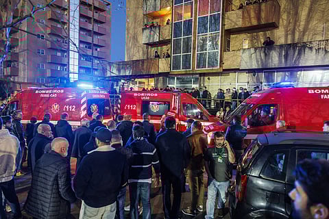 Ambulâncias acorrem após confrontos entre adeptos que não chegaram a entrar no estádio por falta de agentes policiais.