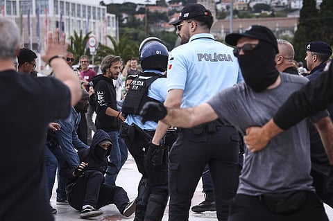 Manifestantes antifascistas e nacionalistas em confrontos junto ao Padrão dos Descobrimentos
