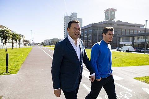 Luís Montenegro e o filho na terra-natal, em Espinho.