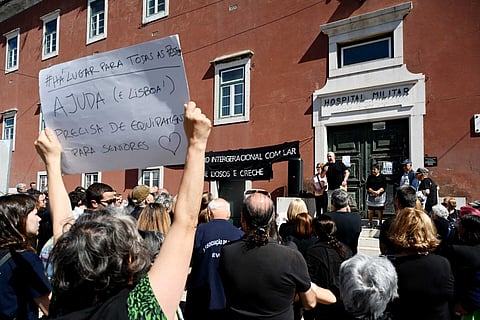 Dezenas de populares da Ajuda juntaram-se para reclamar a construção do centro intergeracional.