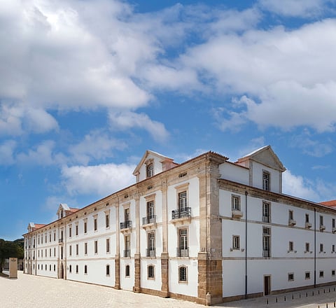 Um projeto de Souto Moura, inserido no ambiente único do Claustro do Rachadouro, integrado no Mosteiro de Alcobaça, uma das Sete Maravilhas de Portugal e classificado como Monumento Nacional e como Património da Humanidade pela UNESCO