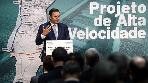 Luís Montenegro na apresentação da adjudicação ao consórcio Lusolav da concessão da primeira de três fases (Porto-Oiâ) da linha ferroviária de Alta Velocidade entre Lisboa e Porto