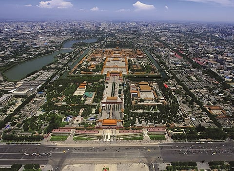 Na imagem aérea do Eixo Central de Pequim, pode-se ver a Cidade Proibida e outras construções tradicionais bem preservadas ao longo do mesmo. A par dos edifícios modernos, este planeamento formam uma paisagem urbana que &ea