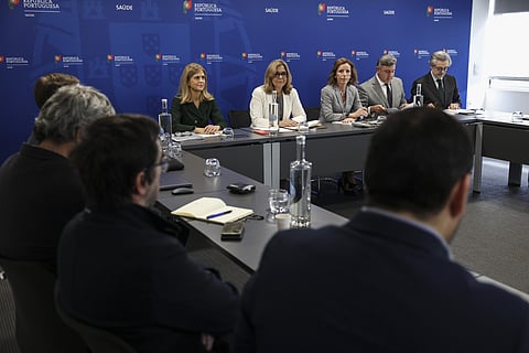 A ministra da Saúde, Ana Paula Martins (4-D), durante a reunião com o Sindicato Independente dos Médicos (SIM) esta manhã no Ministério da Saúde em Lisboa.