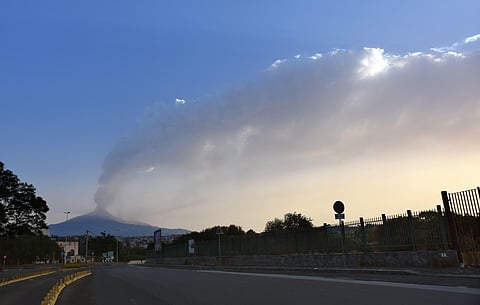 Etna é o maior vulcão ativo da Europa e sua erupção intensificou-se nas últimas 48 horas.