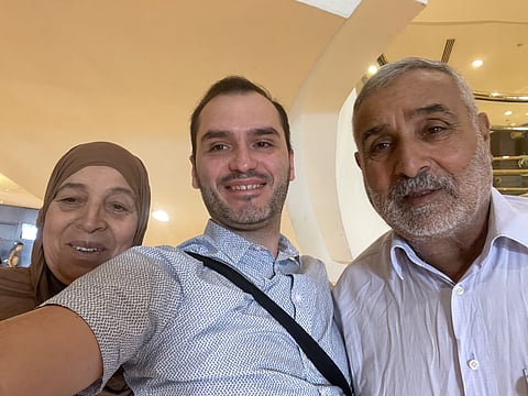 João com os sogros, Amna e Mahmoud, nas férias do ano passado. Amna foi a única da família que já saiu da Faixa de Gaza.
