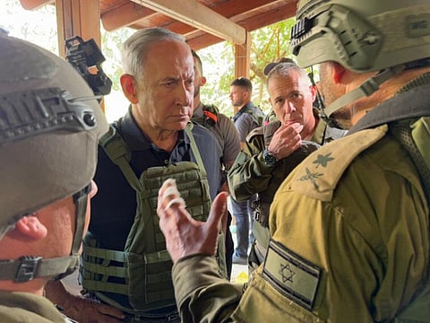 Primeiro-ministro israelita na primeira visita aos locais atacados pelo Hamas, dias depois de 7 de outubro.