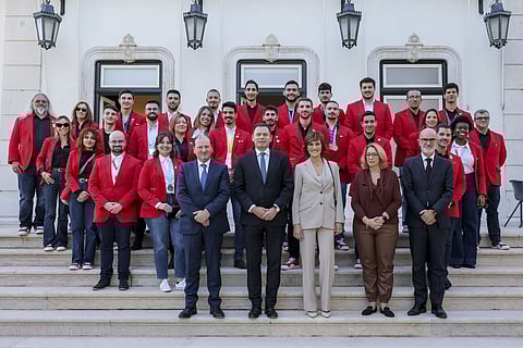 Luís Montenegro à frente da comitiva de jovens que escolheram a via profissional como qualificação.